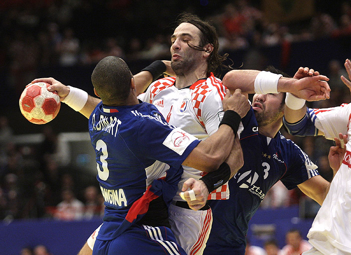 Bec, 310110.Austrija je domacin EURO 2010 u rukometu od 19-31 01.10. U Becu se igraju utakmice poufinala i finala. Polufinale su izborile reprezentacije Islanda, Francuske, Poljske i Hrvatske. U polufinalnim utakmicama finale su izborile reprezentacije Francuske i Hrvatske.Utakmica finala EURO 2010 Hrvatska - FrancuskaNa slici: Didier Dinart, Ivano Balic, Nikola Karabatic.Foto: Nenad Dugi / Cropix