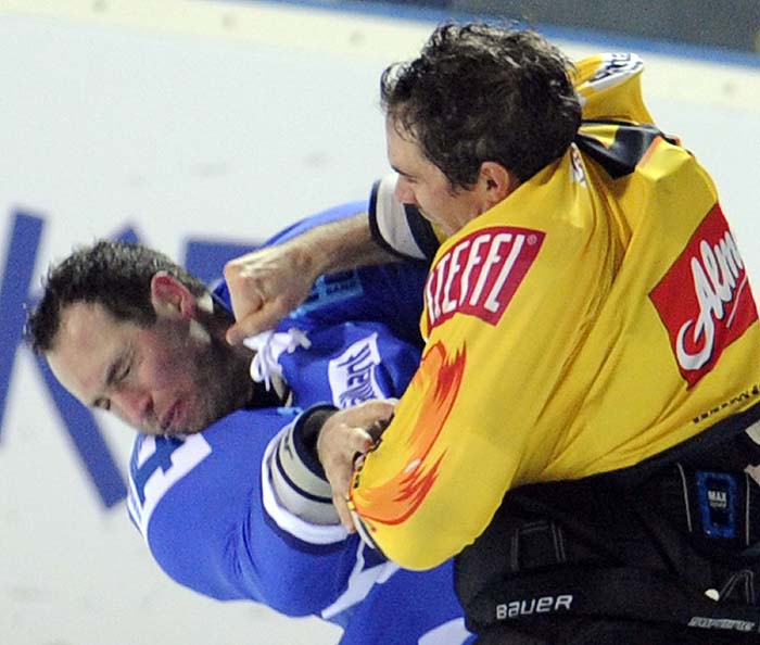 Zagreb, 310110.Regionalna hokejaska Ebel liga, u 49. kolu HK Medvescak protiv Vienne Capitals, u sklopu Salata Winter Classica koji traje tokom vikenda na Sportskom centru Salata, jer se u Domu Sportova igra teniski turnir ATP Zagreb Indoors.Na slici: pred kraj 2. trecine Joel Prpic i Lakos su se potukli.Foto: Drago Sopta / CROPIX