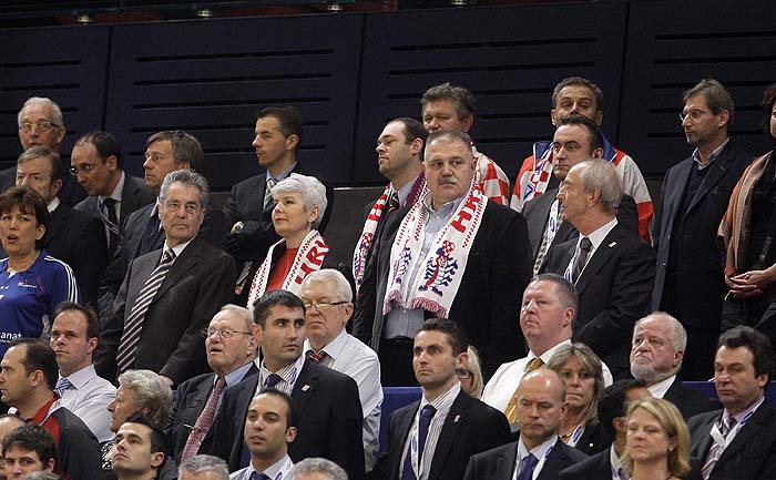 Bec, 310110.Austrija je domacin EURO 2010 u rukometu od 19-31 01.10. U Becu se igraju utakmice poufinala i finala. Polufinale su izborile reprezentacije Islanda, Francuske, Poljske i Hrvatske. U polufinalnim utakmicama finale su izborile reprezentacije Francuske i Hrvatske.Utakmica finala EURO 2010 Hrvatska - FrancuskaSvecana loza premijerka Jadranka Kosor, ministar Ivan Suker.Foto: Nenad Dugi / Cropix