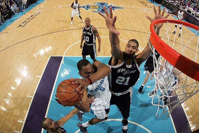 NEW ORLEANS - JANUARY 18: Marcus Thornton #5 of the New Orleans Hornets makes a shot over Tim Duncan #21 of the San Antonio Spurs at New Orleans Arena on January 18, 2010 in New Orleans, Louisiana. The Spurs defeated the Hornets 97-90. NOTE TO USER: User expressly acknowledges and agrees that, by downloading and/or using this Photograph, User is consenting to the terms and conditions of the Getty Images License Agreement.   Chris Graythen/Getty Images/AFP== FOR NEWSPAPERS, INTERNET, TELCOS & TELEVISION USE ONLY ==