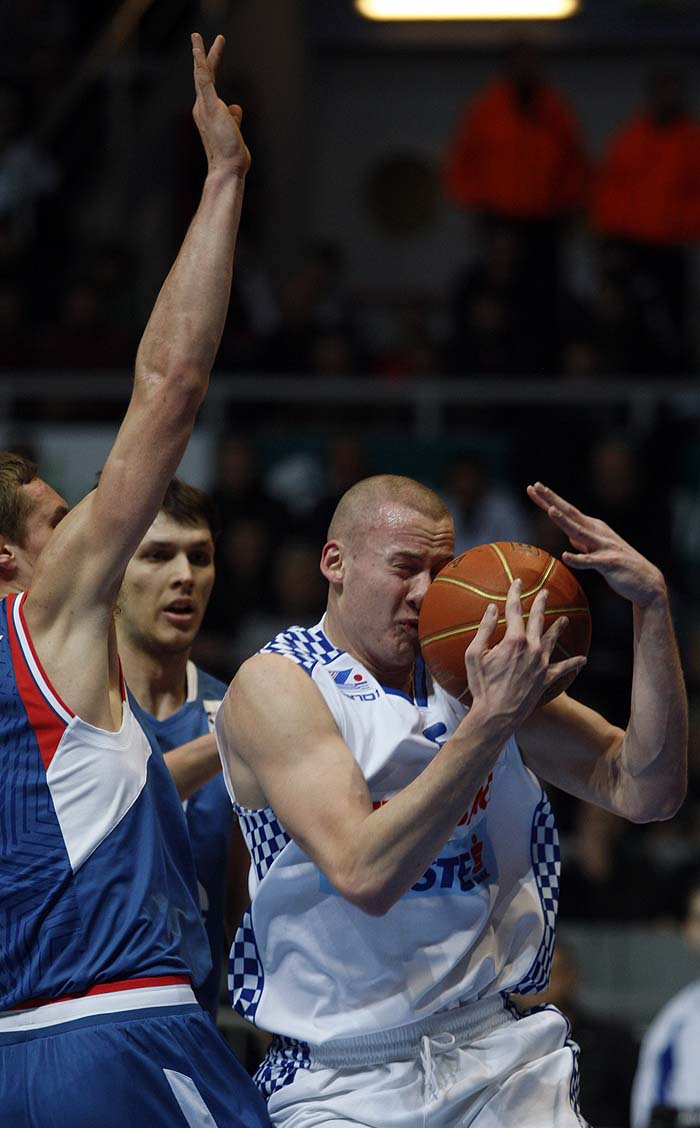 Zadar, 310110.Dvorana Kresimira Cosica na Visnjiku.Kosarkaska utakmica 19. kola NLB lige izmedju KK Zadar - KK Cibona.Na fotografiji: Igrac Zadra (bijeli) Hrvoje Peric.Foto: Jure Miskovic / CROPIX