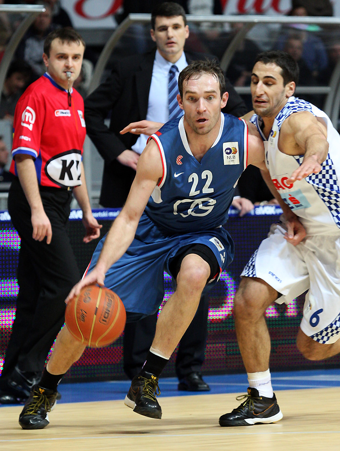 Zadar, 310110.Dvorana Kresimira Cosica na Visnjiku.Kosarkaska utakmica 19. kola NLB lige izmedju KK Zadar - KK Cibona.Na fotografiji: Samo Udrih i Rok Stipcevic.Foto: Vladimir Ivanov / CROPIX