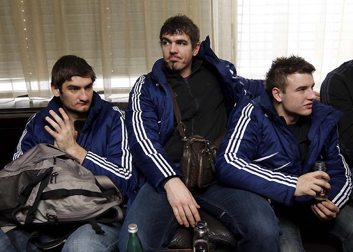 Zagreb, 010210.Zracna luka Pleso.Docek hrvatske rukometne reprezentacije u Zagreb nakon osvojenog srebra na europskom prvenstvu u Austriji.Na fotografiji: Mirko Alilovic i Denis Buntic na doceku u VIP salonu.Foto: Ronald Gorsic / CROPIX