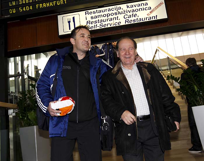 Zagreb, 010210.Zracna luka Pleso.Docek hrvatske rukometne reprezentacije u Zagreb nakon osvojenog srebra na europskom prvenstvu u Austriji.Na fotografiji: Slavko Goluza i Bartol Kaleb direktor RK Zagreb Croatia osiguranje.Foto: Ronald Gorsic / CROPIX