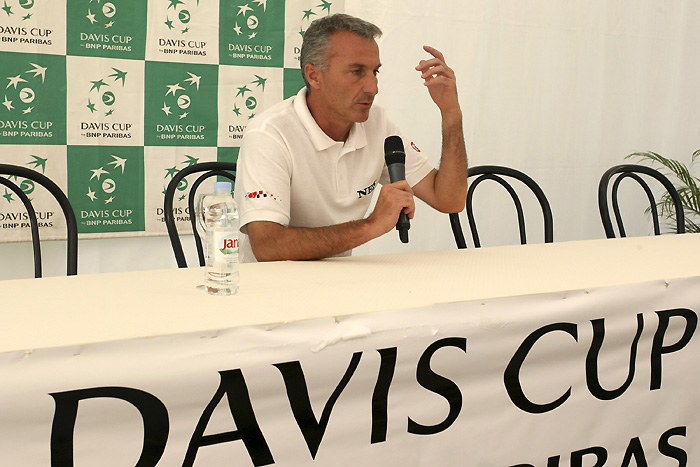 Porec, 200909.Davis cup, polufinale izmedju reprezentacija Hrvatske i Ceske igra se od 18. do 20. 09.2009. u poreckoj dvorani Zatika. Mec izmedju Lovre Zovka i Lukasa Dlouhya. Na slici: Goran Prpic odgovara na novinarska pitanja oko problema s gledateljima.Foto: Goran Sebelic / CROPIX                            