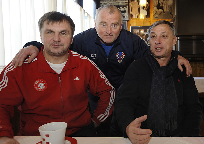 Zagreb, 010210.Intervju Zlatka Cice Kranjcara bivseg igraca Dinama, sada nogometnog trenera u restoranu Domagoj.Na slici: u drustvu sa Markom Mlinaricem i Ismetom Hadzicem bivsim suigracima iz Dinama.Foto: Drago Sopta / CROPIX