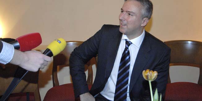 Dubrovnik, 020210.Predsjednik HSLS-a Dariko Kosor boravi danas u Dubrovniku, povodom Feste svetoga Vlaha. Na fotografiji Darinko Kosor u Gradskoj kavani daje izjavu za medije.Foto: Admir Buljubasic / CROPIX