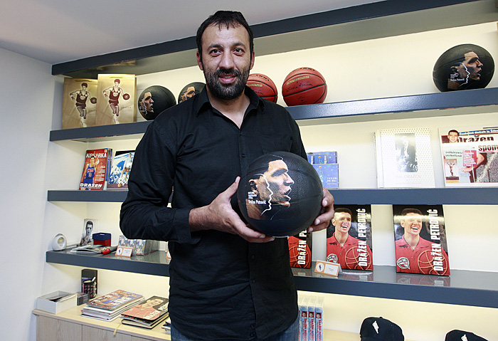 Zagreb, 250908.U Zagreb je iznenada stigao nekadasnji kosarkas i reprezentativac Jugoslavije Vlado Divac. Divac je u Zagrebu prvi puta nakon 1989 godine i tu prigodu je iskoristiio da posjeti muzej Drazena Petrovica.Foto: Ronald Gorsic / CROPIX