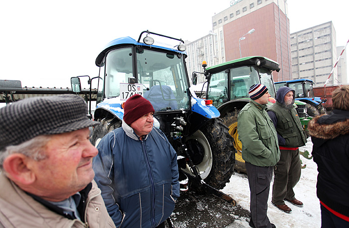 Djakovo, 280110.Stotinjak seljaka s 20-tak traktora odrazali su mirni prosvjed ispred tvornice Djakovstina d.d. u stecaju trazeci svoju kako tvrde pokradenu psenicu. Prozvali su ministra Cobankovica i Vladu za odgovornost, te najavli uskoro blokadu prometnica ako se ne ispune trazeni uvjeti.  Foto: Igor Sambolec / CROPIX 