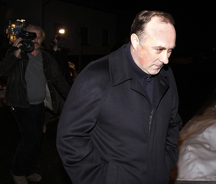 Koprivnica, 210110.Uskok je pokrenuo istragu protiv Damira Polanceca. Zvonko Beljo vlasnik krizevacke tvrtke Gradec preko koje je Podravka oprala deset milijuna kuna izravno tereti Damira Polanceca za krivicno djelo.Na slici: Damir Polancec daje izjavu za novinare ispred obiteljske kuce u Oruzanskoj ulici u Koprivnici.Foto: Nikola Wolf / Cropix