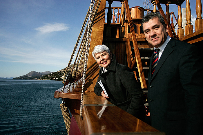 Dubrovnik , 020210.Povodom obiljezavanja dana grada Dubrovnika i Feste Svetoga Vlaha premijerka Jadranka Kosor boravi u Dubrovniku tom prigodom je u pratnji Vlahe Durakovica, ravnatelja Lucke uprave Dubrovnik svecano otvorila novoizgradjeni operativni dio luke Gruz.Na fotografiji : Jadranka Kosor i Vlaho Durakovic na dubrovackoj karaci privezanoj u Gruzu.Foto: Branimir Kvartuc / CROPIX