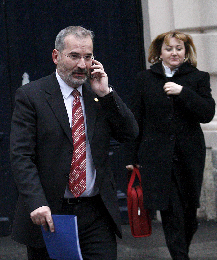 Zagreb, 210110.Glavni drzavni odvjetnik Mladen Bajic danas oko 16 sati skoknuo je iz svog ureda do ministarstva finacija. Razlog neznamo, ali mobitel je bio stalno u upotrebi.Foto: Ronald Gorsic / CROPIX