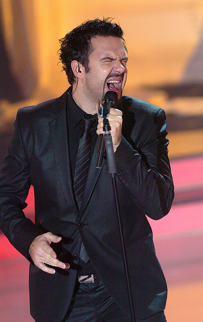 Beograd, 151208.Operacija trijumf je natjecanje talenata u kojemu 16 ljudi, izmedu 19 i 26 godina, ima priliku da postanu slavni pjevaci. Natjecatelji su smjesteni u kuci gdje ih prate kamere 24 sata dnevno, te svaki dan odlaze na Akademiju, ciji je direktor Sasa Dragic, i imaju satove pjevanja i plesa. U showu sudjeluju muzicki producenti, stilisti i razni celebrityiji koji natjecatelje uce vjestinama neophodnim da postanu zvijezde. Pobjednik Operacije trijumf dobiva snimanje albuma i turneju.Na slici Petar Graso, pjevac i gost emisije Operacija Trijumf.Foto: Aleksandar Dimitrijevic / Cropix