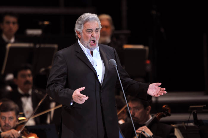 Spanish opera tenor Placido Domingo, performs at the Angel de la Independencia monument in Mexico City, on December 19, 2009.   AFP PHOTO / ALFREDO ESTRELLA