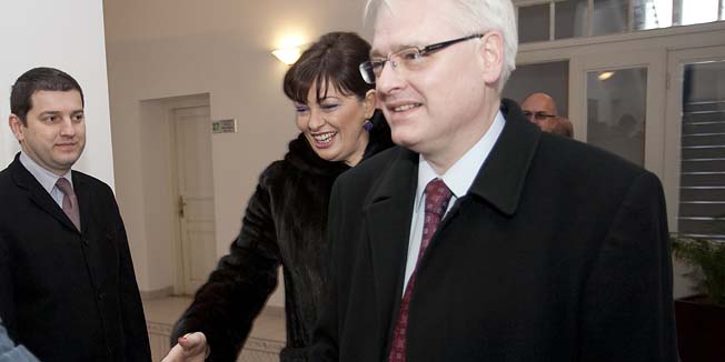 Sisak, 050210.Ivo Josipovic danas, petak 5. veljace u Sisku u Sisacko-moslavackoj zupaniji. Susrest ce se sa zupanicom, gradonacelnikom, gospodarstvenicima, druziti s glazbenicima i kulturnim djelatnicima, obici tvornicu Siscia kojoj je vlasnik ugledni SDP-ovac Milan Stojanovic, te razgovarati s gradjanima Siska.Na fotografiji Dinko Pintaric gradonacelnik Siska docekuje Ivu Josipovica i Marinu Lovric Merzel zupanicu Sisacko-moslavacke zupanije.Foto: Miroslav Kis / CROPIX