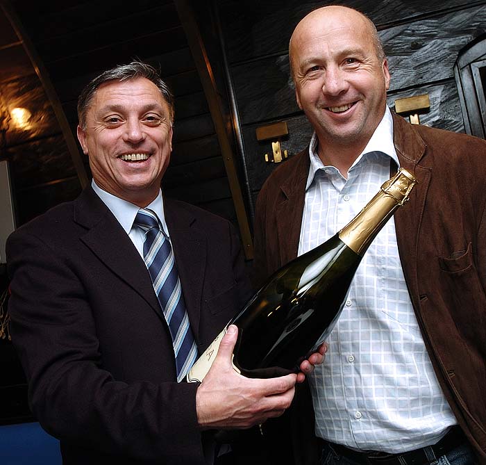 zagreb, 151106zlatko 'cico' kranjacar proslavlja 50. rodjendan u zagrebackom restoranu 'karaka';cico kranjcar i velimir zajecsnimio vjekoslav skledar-zag-