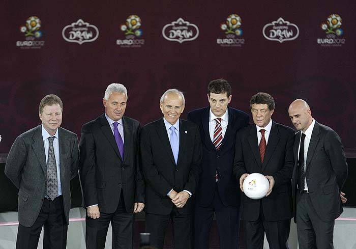 Coaches and delegates of the teams from Group F pose for the media at the Euro 2012 qualifying draw at the Palace of Culture in Warsaw, February 7, 2010. Pictured are Greece's coach Otto Rehhagel (2nd R), Croatia's head coach Slaven Bilic (3rd R), Latvia's head coach Aleksandrs Starkovs (L) and Malta's coach John Buttigieg (2nd L). REUTERS/Kacper Pempel    (POLAND - Tags: SPORT SOCCER)