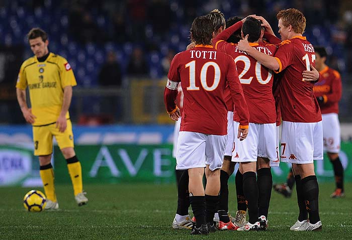 AS Roma's players  celebrate after Serbia Montenegro forward Mirko Vucinic scored during their AS Roma vs Udinese  first leg of Coppa Italia semifinal football match at Olympic stadium in Rome, on February 04, 2010. AFP PHOTO / ALBERTO PIZZOLI