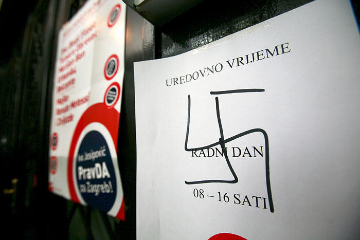 Zagreb, 090210.Praska 2.Prostorije SDP-a grada Zagreba.Netko nepoznati je vrata i ulaz u gradsku organizaciju SDP-a isarao kukastim krizevima i ustaskim znakom U.Foto: Goran Mehkek  / CROPIX