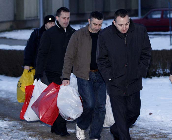 Zagreb, 090210.Ulica Dr Luje Naletilica, zatvor u Remetincu.Nakon tri mjeseca pritvora danas su pusteni direktori HAC-a Jurica Prskalo, Marijo Lovrincevic, Goran Legac i Zeljko Kandzija dok je u pritvoru ostao samo Slaven Zuzul suvlasnik firme Skladgradnja.Prvi sliejva Goran Legac i Marijo Lovrincevic ( u sredini).Foto: Ronald Gorsic / CROPIX