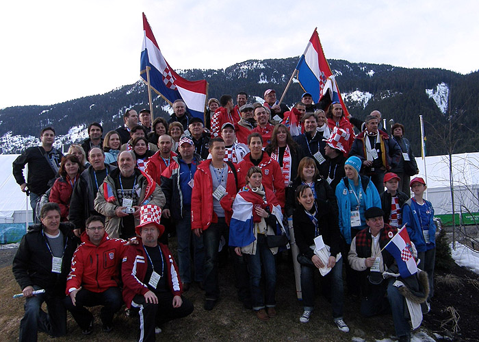 Vancouver, 100210.Pripreme za pocetak Zimskih Olimpijskih igara u Vancouveru 2010.U Olimpijskom selu u Vancouveru danas je svecano podignuta hrvatska zastava, a putem video zida u Whistleru je ceremoniju pratilo oko 50-tak hrvatskih sportasa, pratecih osoba i gostiju iz Hrvatske kulturne zajednice u Vancouveru. Foto: Hrvatski olimpijski odbor / CROPIX