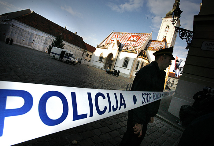Zagreb, 081208.Crni Yugo 45 zagrebackih registarskih tablica zabio se oko 14 sati u jedan od dva ulaza u zgradu Sabora na Markovom trgu. Cijeli Markov trg je ogradjen i ispraznjen od automobila. Rijec je o ulazu 7 kojim se koriste iskljucivo zastupnici i duznosnici. Crni jugo trenutacno se nalazi na sredini Markova trga bez vozaca sa podignutom haubom od motora i prtljaznika, dok je branik na zemlji. Registracija Yuga je ZG 497 GT. Foto: Damjan Tadic / CROPIX