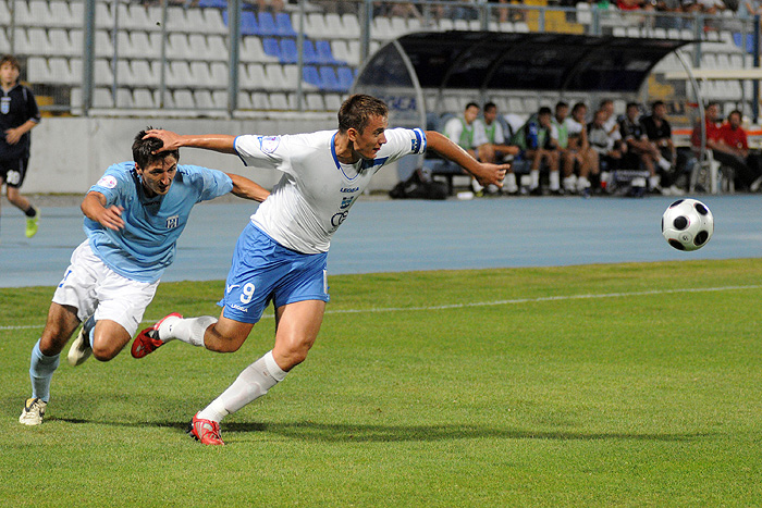 Osijek, 080809.Nogometna utakmica 3 kola T-Com prva HNL izmedju Osijeka  i Karlovca u Gradskom vrtu.Na fotografiji: Karlo Primorac (bijeli) i Borislav Pilipovic.Foto: Damir Glibusic / CROPIX
