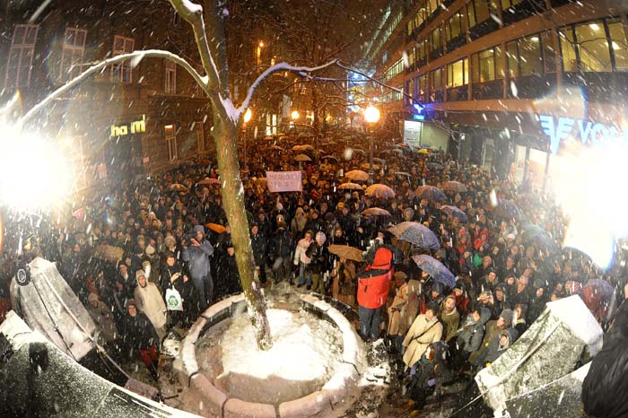 Zagreb, 100210.Cvjetni trg, prosvjed aktivista udruga Zelena akcija i Pravo na grad protiv izgradnje ulaza u garazu projekta Cvjetni prolaz cime bi Varsavska ulica izgubila status pjesacke zone.Na slici: prosvjednici.Foto: Damir Krajac / CROPIX