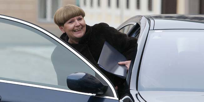 Zagreb, 090210.Vlada.Dorica Nikolic drzavna tajnica za socijalnu skrb izlazi iz Vlade i ulazi u automobil.Foto: Davor Pongracic / CROPIX