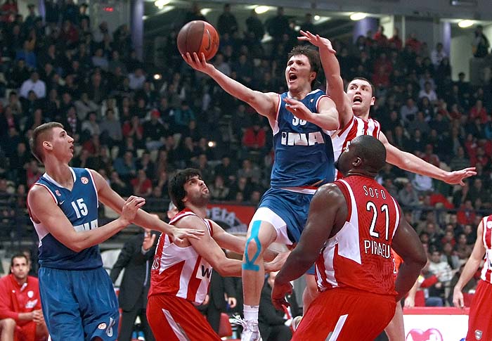 Marko Tomas of Cibona Zagreb (C) jumps to score against Olympiacos' during their Euroleague top 16 basketball game in Athens on February 10, 2010.  AFP PHOTO / STR