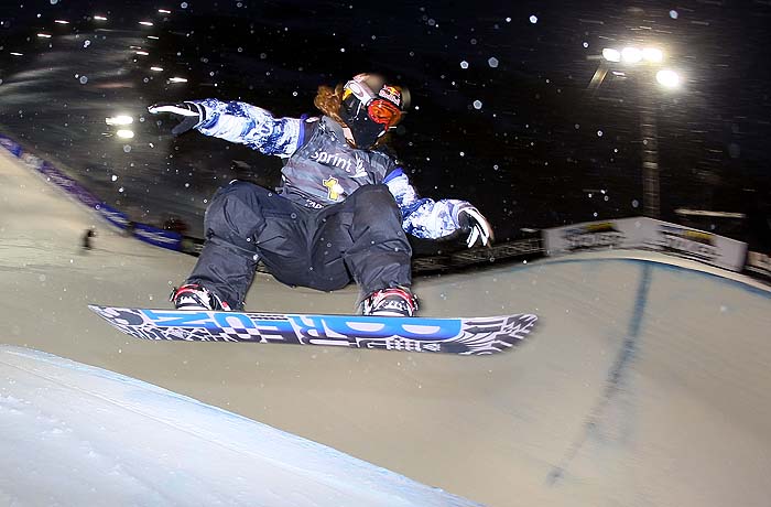 PARK CITY, UT - JANUARY 23: Shaun White drops into the halfpipe as he went on to victory in the US Snowboarding Grand Prix on January 23, 2010 in Park City, Utah.   Doug Pensinger/Getty Images/AFP== FOR NEWSPAPERS, INTERNET, TELCOS & TELEVISION USE ONLY ==