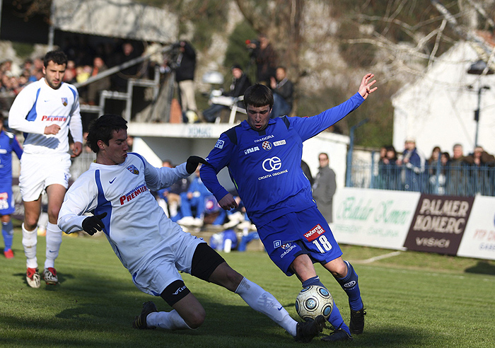 Gabela, 330110.Memorijalni turnir Andrija Ankovica, Gabela, stadion Podavala, Dinamo i HNK Capljina.Na fotografiji: Domagoj Antolic i Zoran Dodig (bijeli).Foto: Branimir Boban / CROPIX