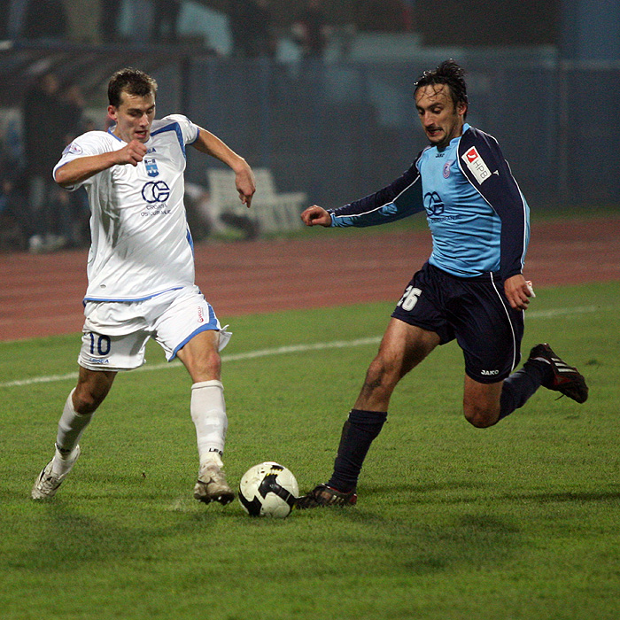 Vinkovci, 211109.Nogometna utakmica 15. kola T-Com prva HNL izmedju Cibalie i Osijeka.Na fotografiji: Josip Knezevic (bijeli) i Josip Milardovic.Foto: Damir Glibusic / CROPIX