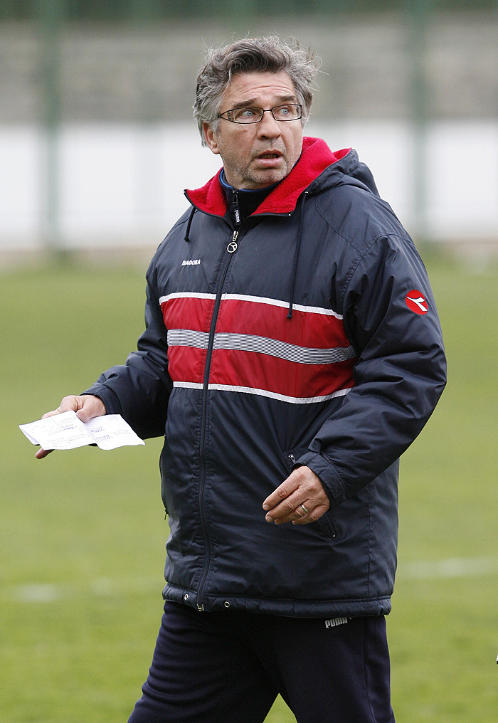 Split, 110309.Pomocni stadion NK Hajduka u Poljudu.Prijateljska utakmica  NK Hajduk : NK GOSK Kastel Gomilica.Na fotografiji:  Zeljko Mijac trener GOSK-a iz Kastel Gomilice.Foto: Vladimir Dugandzic / CROPIX  