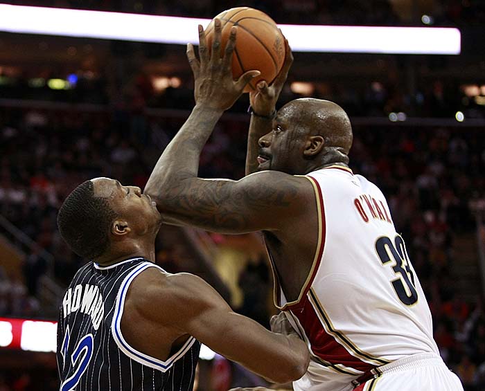 Cleveland Cavaliers Shaquille O'Neal (R) is defended by Orlando Magic Dwight Howard during the fourth quarter of their NBA basketball game in Cleveland February 11, 2010.REUTERS/Aaron Josefczyk (UNITED STATES - Tags: SPORT BASKETBALL)