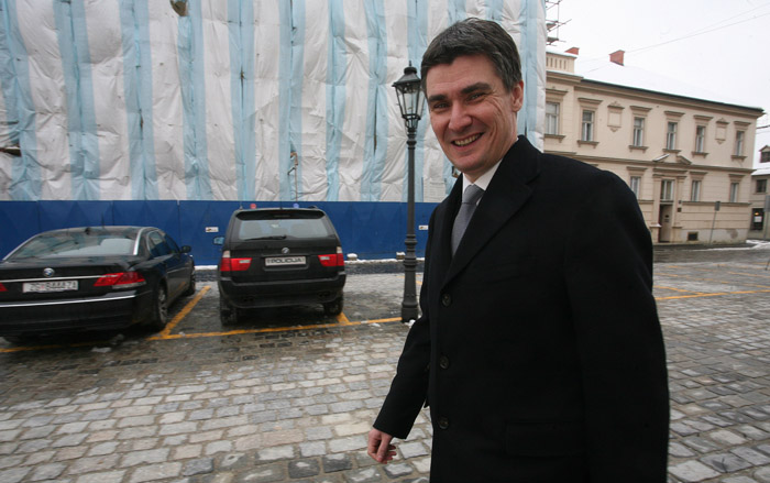 Zagreb 120210.Predsjednik SDP-a dolazi na sastanak u Vladu. Zoran Milanovic  sastao se sa premjerkom Jadrankom Kosor.Foto: Damjan Tadic / CROPIX