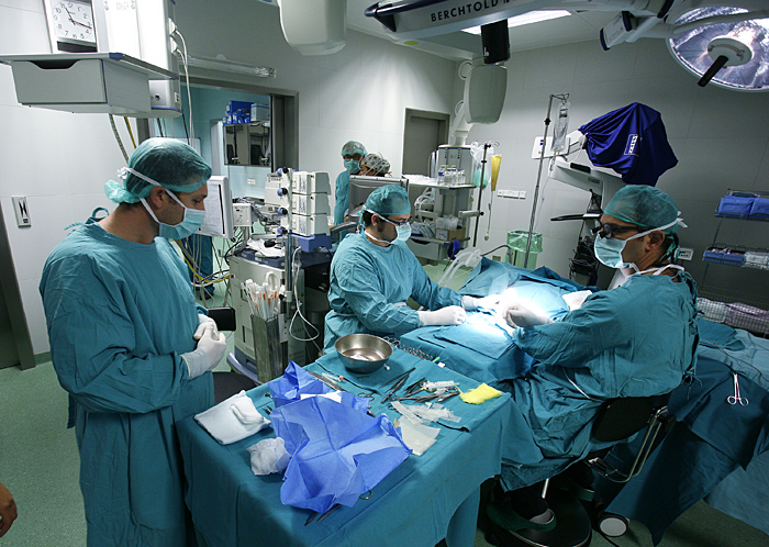 Zagreb, 070909.KBC Rebro.Reportaza o odijelu plasticne kirurgije u bolnici Rebro.Na slici:  U tijeku je operacija.Foto: Goran Mehkek / CROPIX 