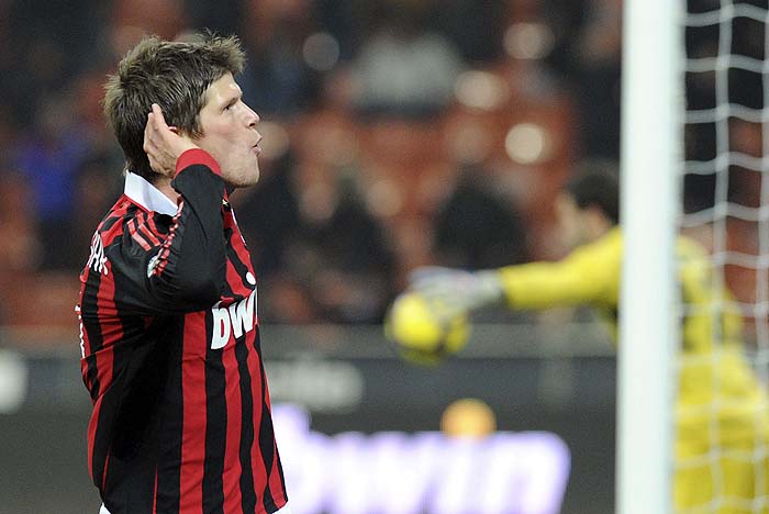 AC Milan's Klass-Jan Huntelaar celebrates after scoring a third goal against Udinese during their Italian Serie A soccer match at the San Siro stadium in Milan February 12, 2010.  REUTERS/Paolo Bona (ITALY - Tags: SPORT SOCCER)