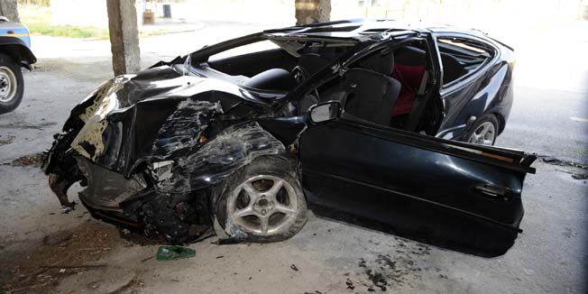 Sibenik, 130210.Dvoriste PU Sibensko - kninske.Nocas oko 1 sat u mjestu Lozovac u slijetanju sa ceste jedna je osoba smrtno stradala, a jedna teze ozlijedjena.Na fotografiji: Mazda 323 koja je sudjelovala u nesreci. Foto: Niksa Stipanicev / CROPIX