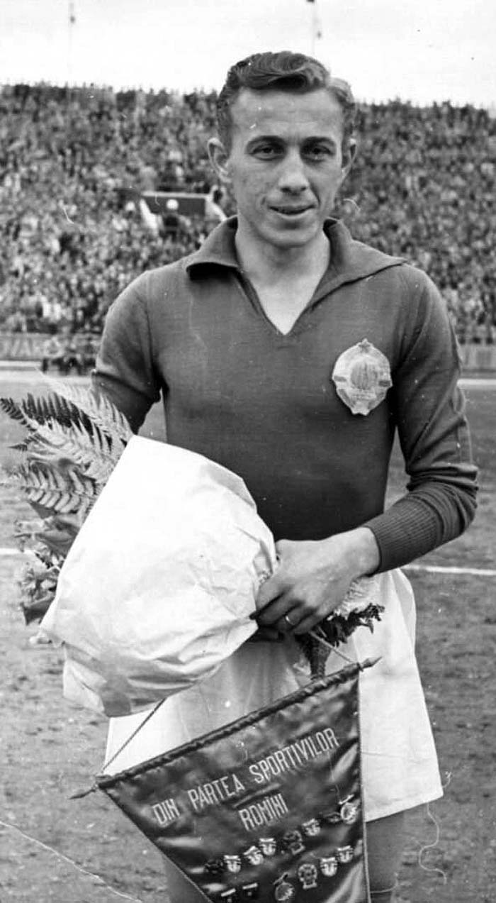 ARHIVSKA FOTOGRAFIJASplit, 100210.U subotu 13.02.2010. ispred stadiona Poljud (privremeno, dok se trajno ne premjesti pored Staroga placa) u Splitu otkriva se spomenik legendarnom nogometasu Hajduka Bernardu Vukasu Bajdi. Vukas je za Hajduk odigrao 615 utakmica u kojima je postigao 300 pogodaka, za reprezentaciju Jugoslavije nastupio je 59 puta i pritom postigao 22 pogotka, a nastupao je i za reprezentaciju Svijeta i Europe.Na fotografiji: Bernard Bajdo Vukas u dresu reprezentacije Jugoslavije.Foto: CROPIX