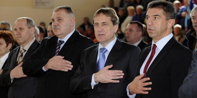 Sibenik, 130210.Sportska dvorana BaldekinObljetnica 20 godina od osnivanja HDZ-a u gradu Sibeniku. Proslavi je nazocila i predsjednica HDZ-a i Vlade RH Jadranka Kosor sa ministrima Bozidarom Kalmetom, Ivanom Sukerom, Darkom Milinovicem.Na slici: ministri za vrijeme intoranja drzavne himne sdesna Darko Milinovic, Bozidar Kalmeta i Ivan Suker.Foto: Niksa Stipanicev / CROPIX