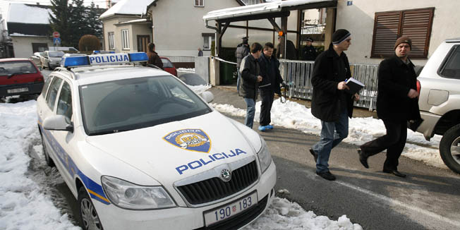 Zagreb, 130210.Za vrijeme provale u obiteljsku kucu u Tuzlanskoj ulici, provalnik je usmrtio Klaru G. i pobjegao. Na slici: policijski ocevid u Tuzlanskoj ulici.Foto: Ranko Suvar / CROPIX 