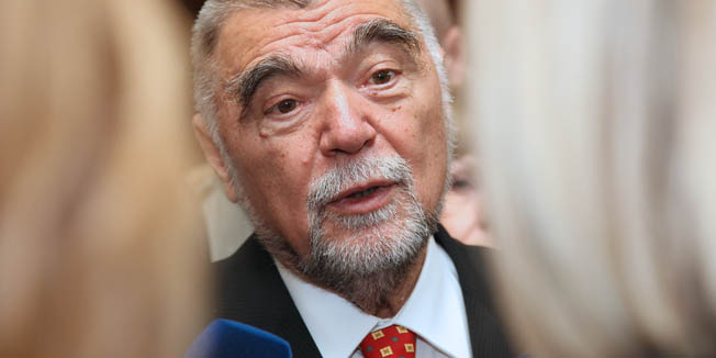 Zagreb, 080210.KBC Sestre milosrdnice.Predsjednik RH Stjepan Mesic sudjelovao je na svecanom obiljezavanju Nacionalnog dana oboljelih od epilepsije.Na slici: Mesic daje izjavu novinarima.Foto: Davor Pongracic / CROPIX