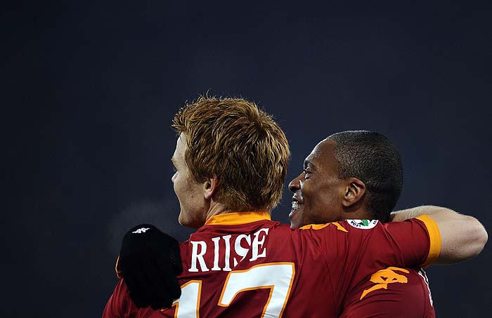 AS Roma's Norwegian defender John Arne Riise (L) celebrates with Brazilian teamate Julio Baptista after scoring against Palermo during their Serie A football match in Rome on February 13, 2010. AFP PHOTO / Filippo MONTEFORTE