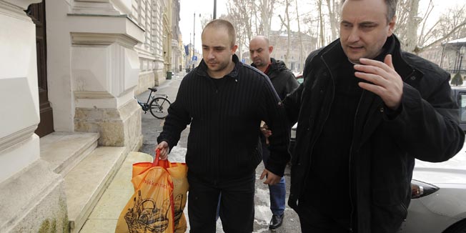 Zagreb, 150210.Zupanijski sud na Zrinjevcu.Privodjenje muskarca koji je zatukao staricu, ubio je i oteo zlatninu.Foto: Drago Sopta / CROPIX