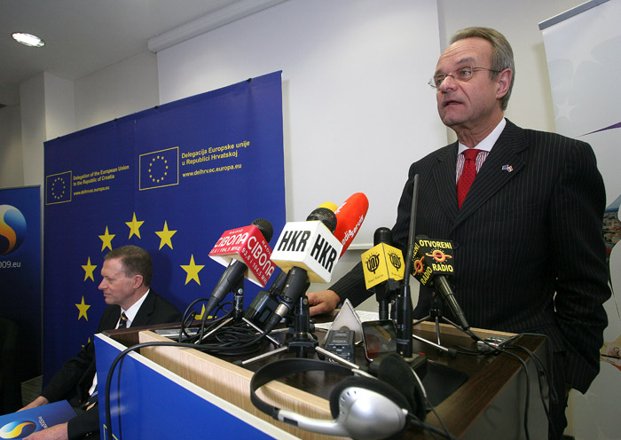 Zagreb, 011209.Sef delagacije Europske komisije u RH Paul Vandoren i veleposlanik Svedske u RH Frederik Vahlquist predstavili su danas Lisabonski ugovor na press konferenciji u Zagrebu.na slici: Paul  VandorenFoto: Damjan Tadic / CROPIX