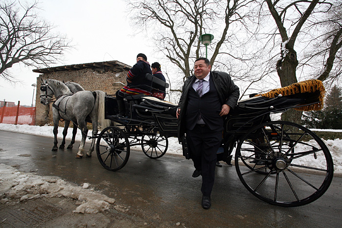 Ilok,160210.Predsjednica hrvatske Vlade Jadranka Kosor otvara obnovljeni povijesni dvorac Odeschalchi u kojem je smjesten ilocki Muzej i cija je obnova financirana zajmom Razvojne banke Vijeca Europe. Na fotografiji ministar Cobankovci dosao fijakerom do muzeja.Foto: Damir Glibusic / CROPIX