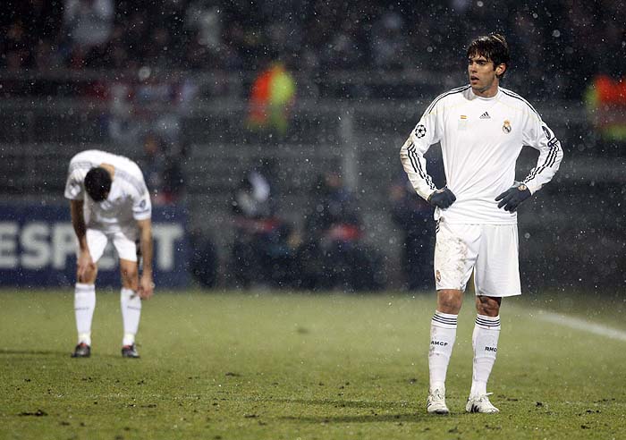Real Madrid's Kaka (R) reacts at the end of their Champions League soccer match against Olympique  Lyon at the Gerland stadium in Lyon, February 16, 2010. REUTERS/Jean-Paul Pelissier  (FRANCE - Tags: SPORT SOCCER)