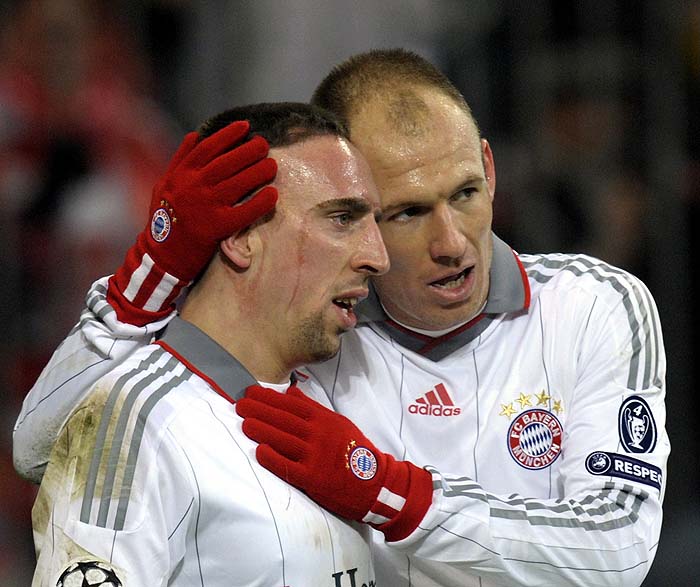 Bayern Munich's Dutch striker Arjen Robben celebrates scoring a penalty with Bayern Munich's French midfielder Franck Ribery during the 1st leg UEFA Champions League football round of 16 match FC Bayern Munich (Germany) vs Fiorentina (Italy) in the southern German city of Munich on February 17, 2010.   AFP PHOTO DDP / SASCHA SCHUERMANN