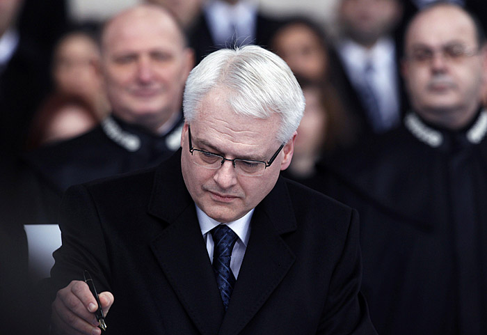 New Croatian President Ivo Josipovic signs oath at the swearing-in ceremony held on a historical St. Marc square squeezed between the parliament and government buildings in central Zagreb February 18, 2010. Josipovic, who vows strong support to fight against corruption and CroatiaÕs EU drive, is the third president of the former Yugoslav republic that became independent in 1991.  REUTERS/Nikola Solic (CROATIA - Tags: POLITICS)